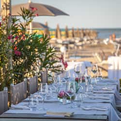 Serveert lunch, diner, Italiaanse gerechten, openlucht dineren