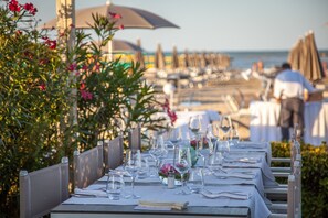 供應午餐、晚餐；意大利菜；室外用餐