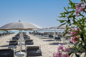 Private beach, beach umbrellas, beach bar - Grand Hotel da Vinci (Cesenatico)