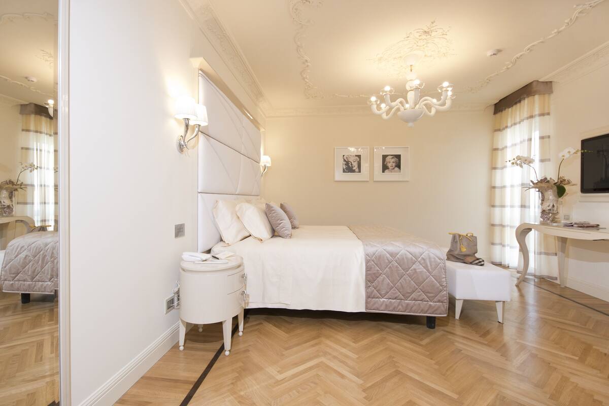 Single Room | Minibar, in-room safe, desk, soundproofing