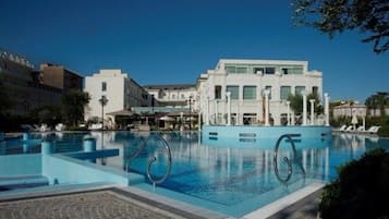 Piscina coperta, piscina all'aperto