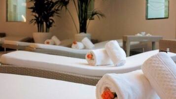 Espace de soins pour les couples, sauna, bain à remous, soins corporels