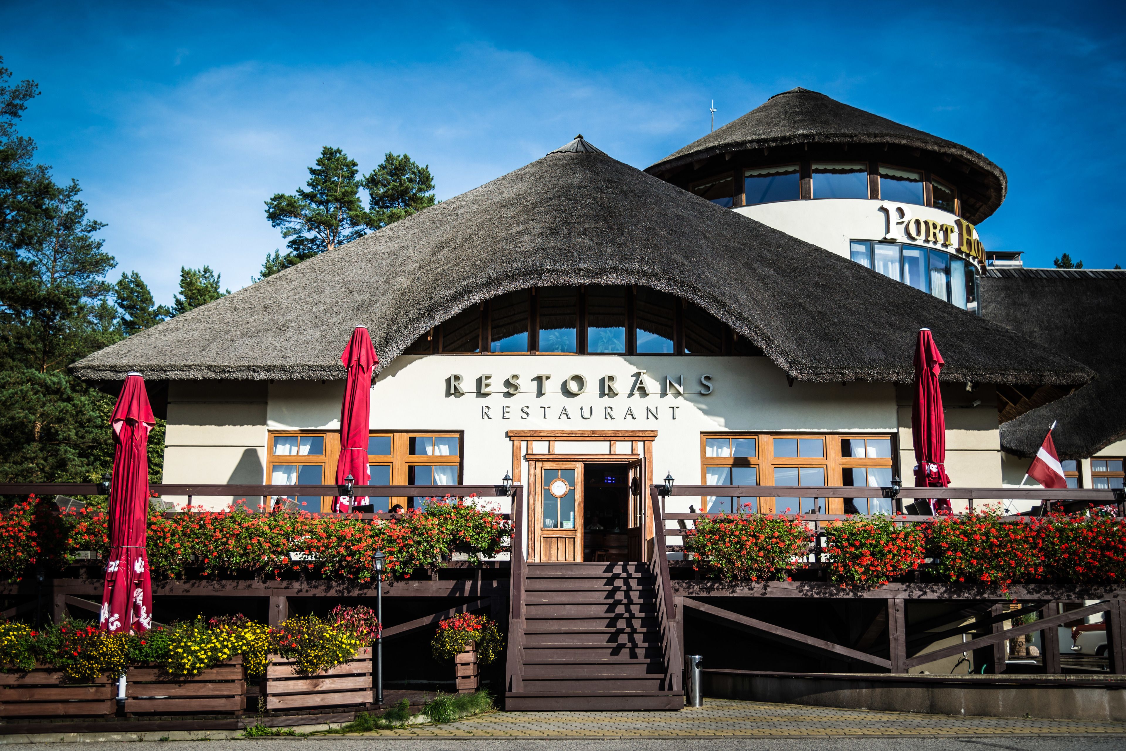 Serveert ontbijt, lunch, diner, internationale gerechten 