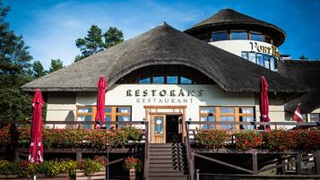 Serveert ontbijt, lunch, diner, internationale gerechten