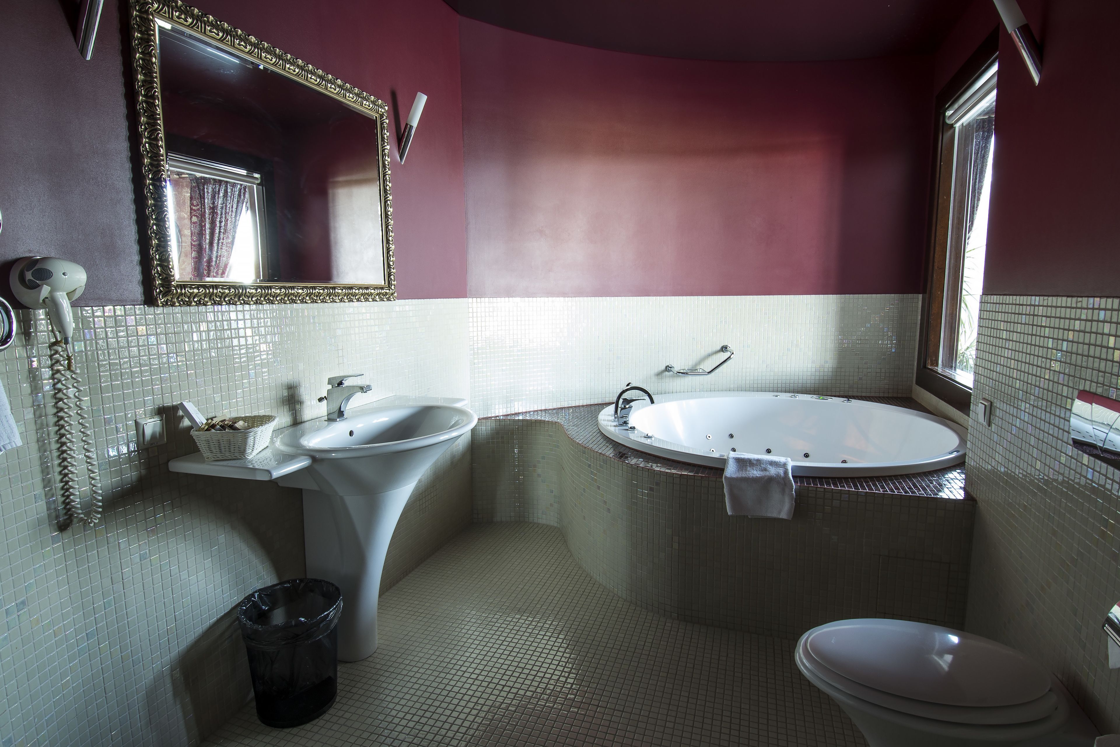Un baño con lavamanos, bañera y retrete.