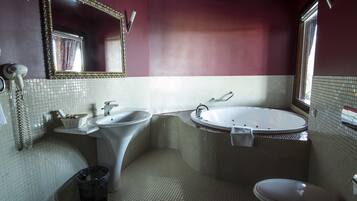 Un baño con lavamanos, bañera y retrete.