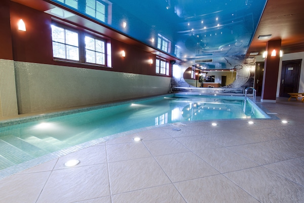 Indoor pool, sun loungers