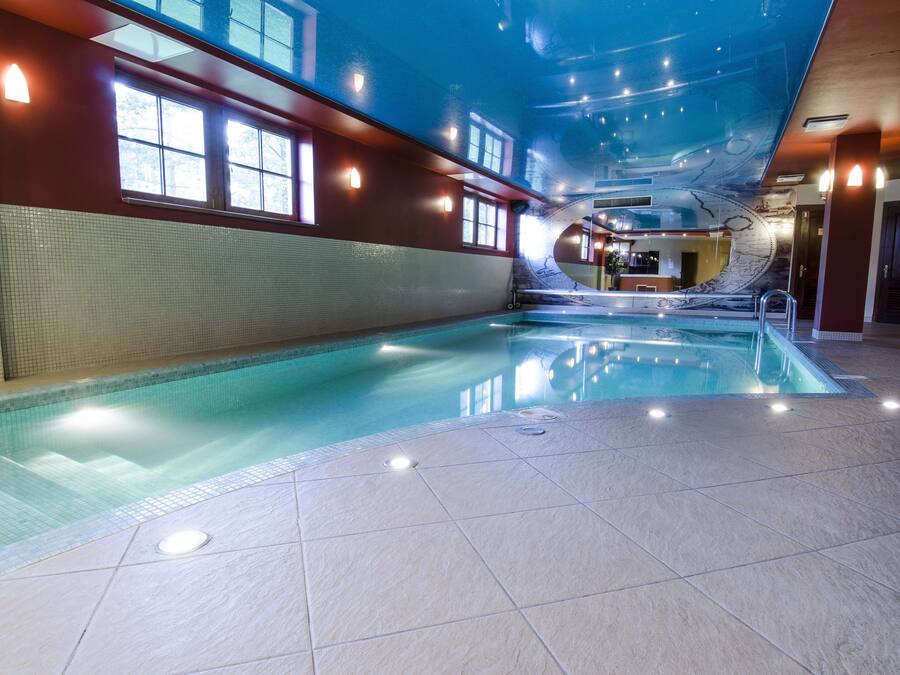 Innendørsbasseng og solsenger