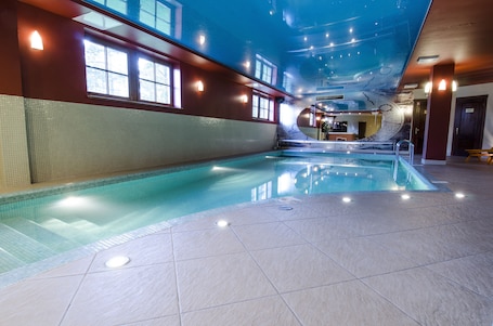 Indoor pool, pool loungers. Port Hotel