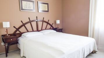 Habitación doble superior, 1 cama doble | Edredones de plumas, caja fuerte, decoración individual y escritorio