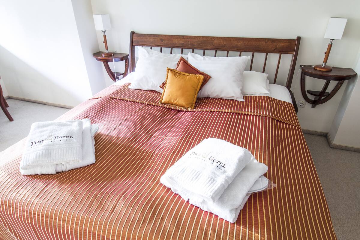 Deluxe Room | Down comforters, desk, iron/ironing board (on request), WiFi (free)