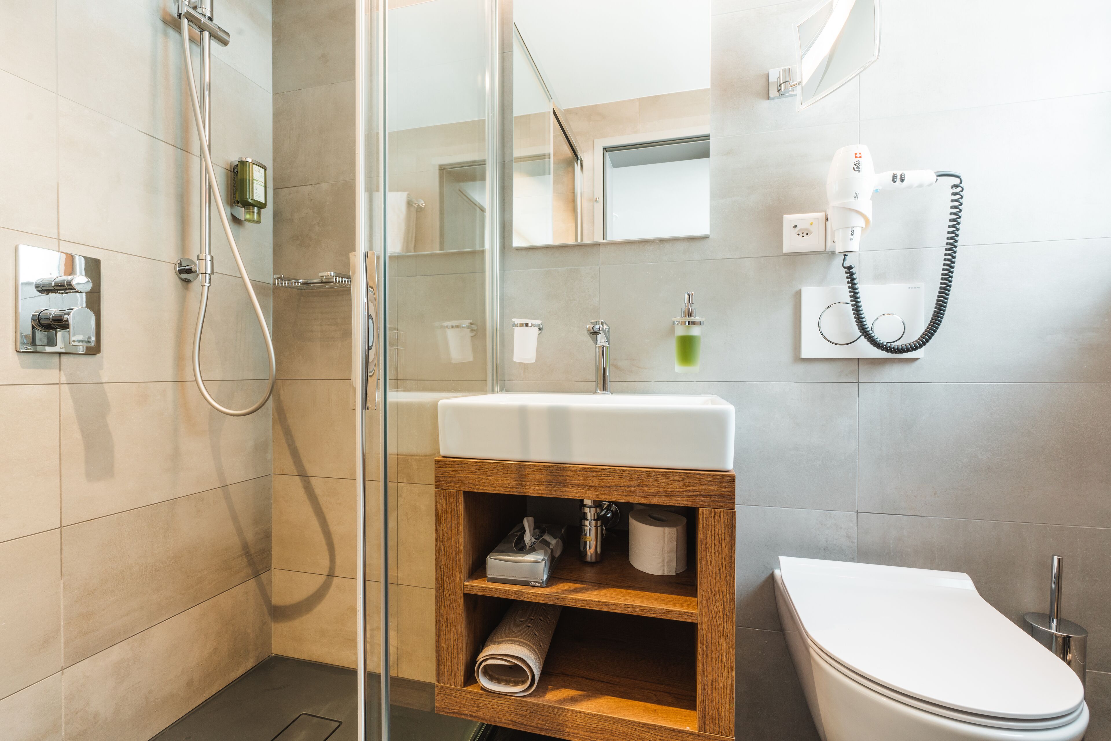 double room | bathroom | towels, soap, shampoo, toilet paper