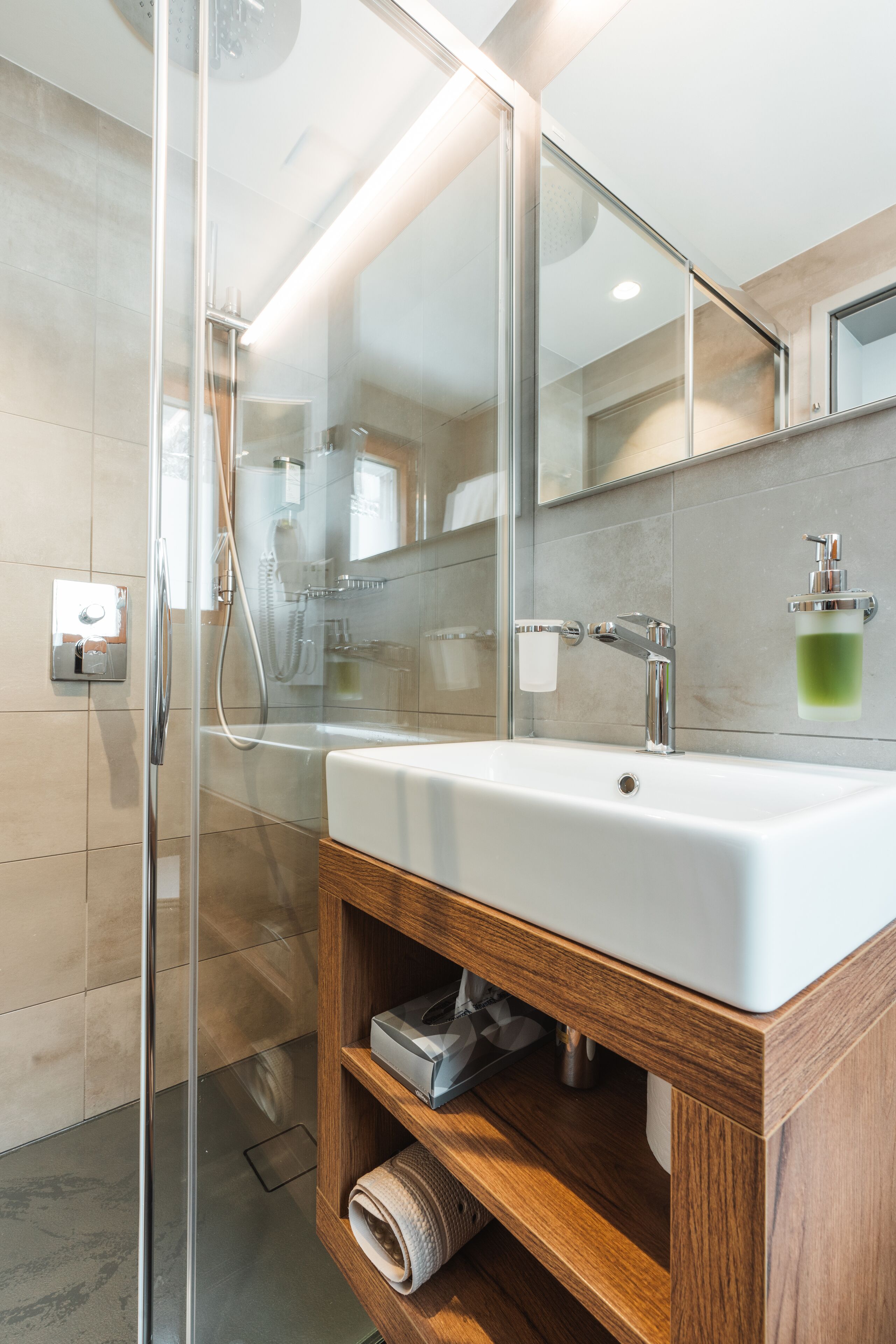 double room | bathroom | towels, soap, shampoo, toilet paper