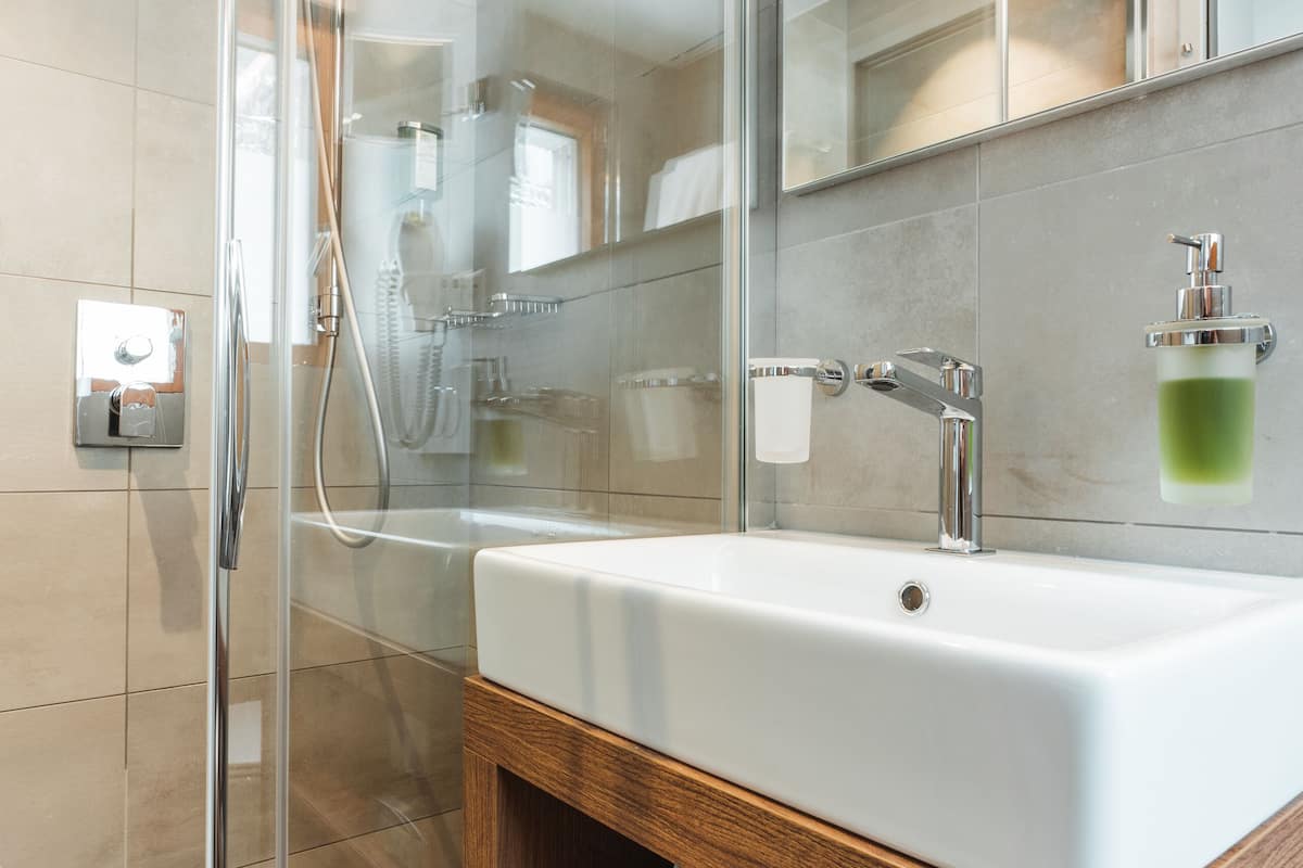 double room | bathroom | towels, soap, shampoo, toilet paper