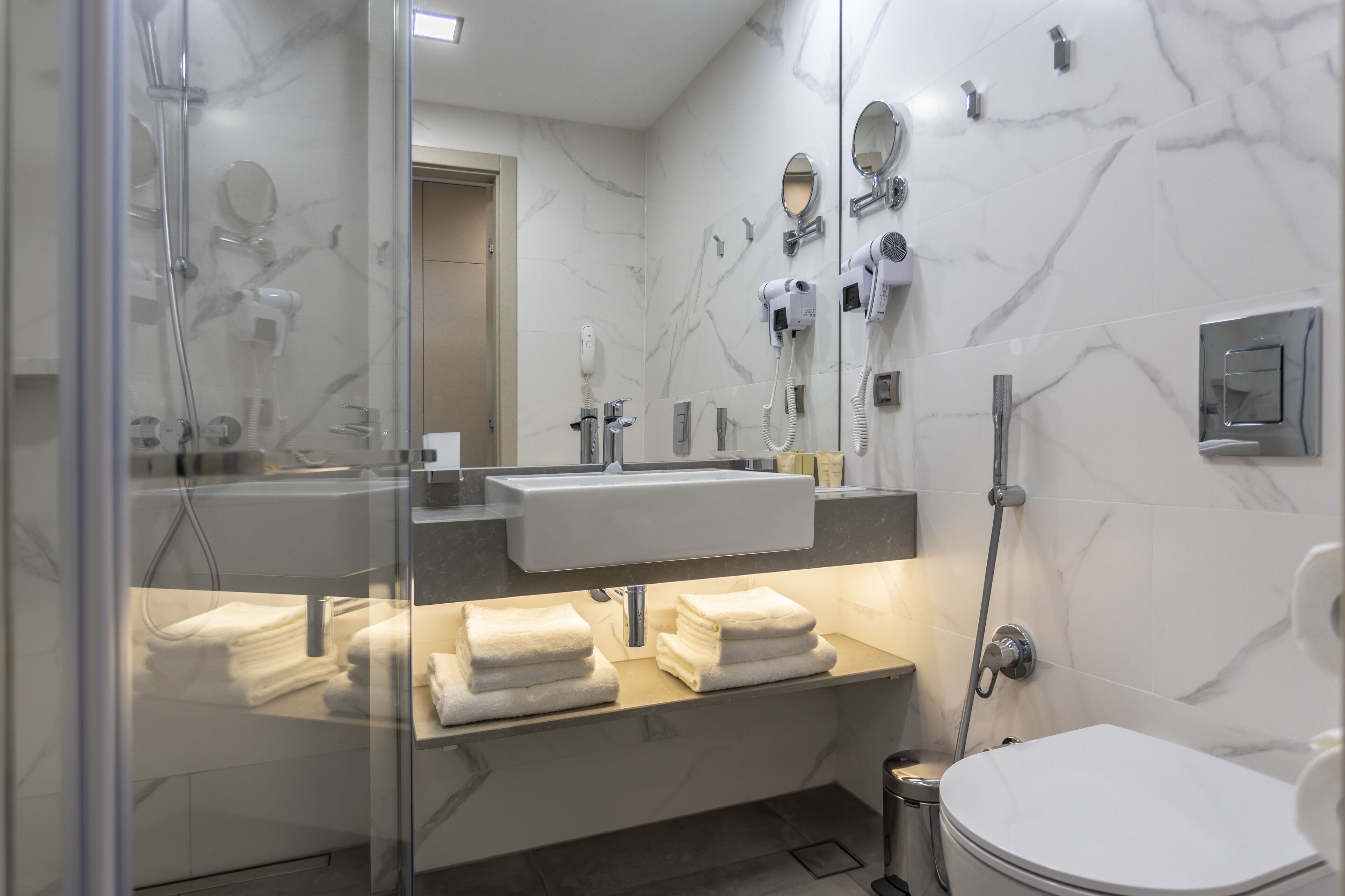 combined shower/bathtub, free toiletries, hair dryer, slippers