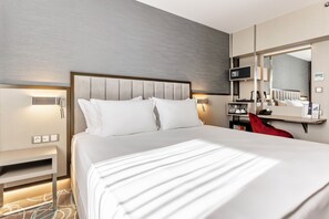 Minibar, caja de seguridad en la habitación y escritorio 