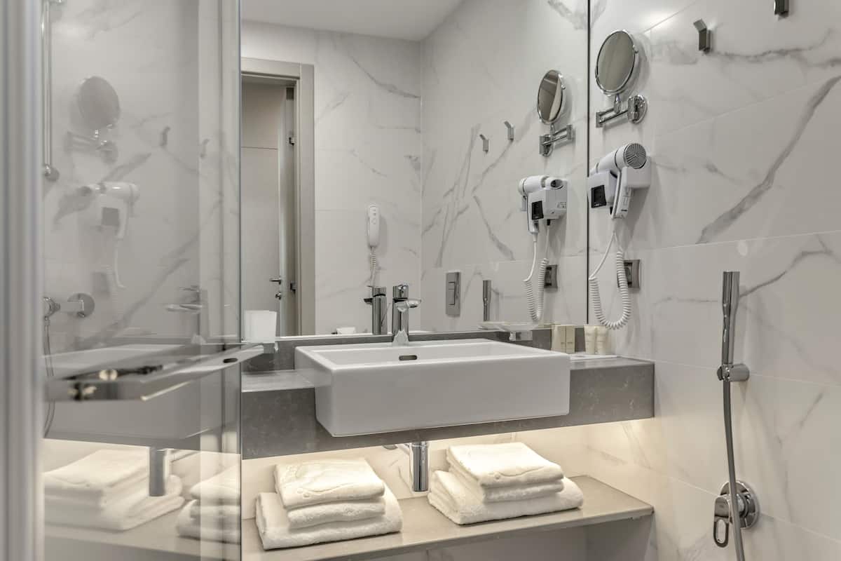 combined shower/bathtub, free toiletries, hair dryer, slippers