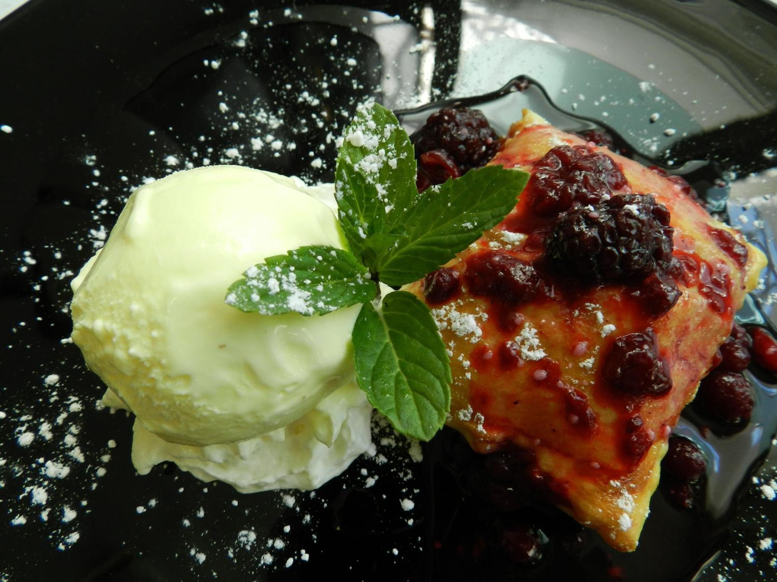 breakfast, lunch served; international cuisine, al fresco dining