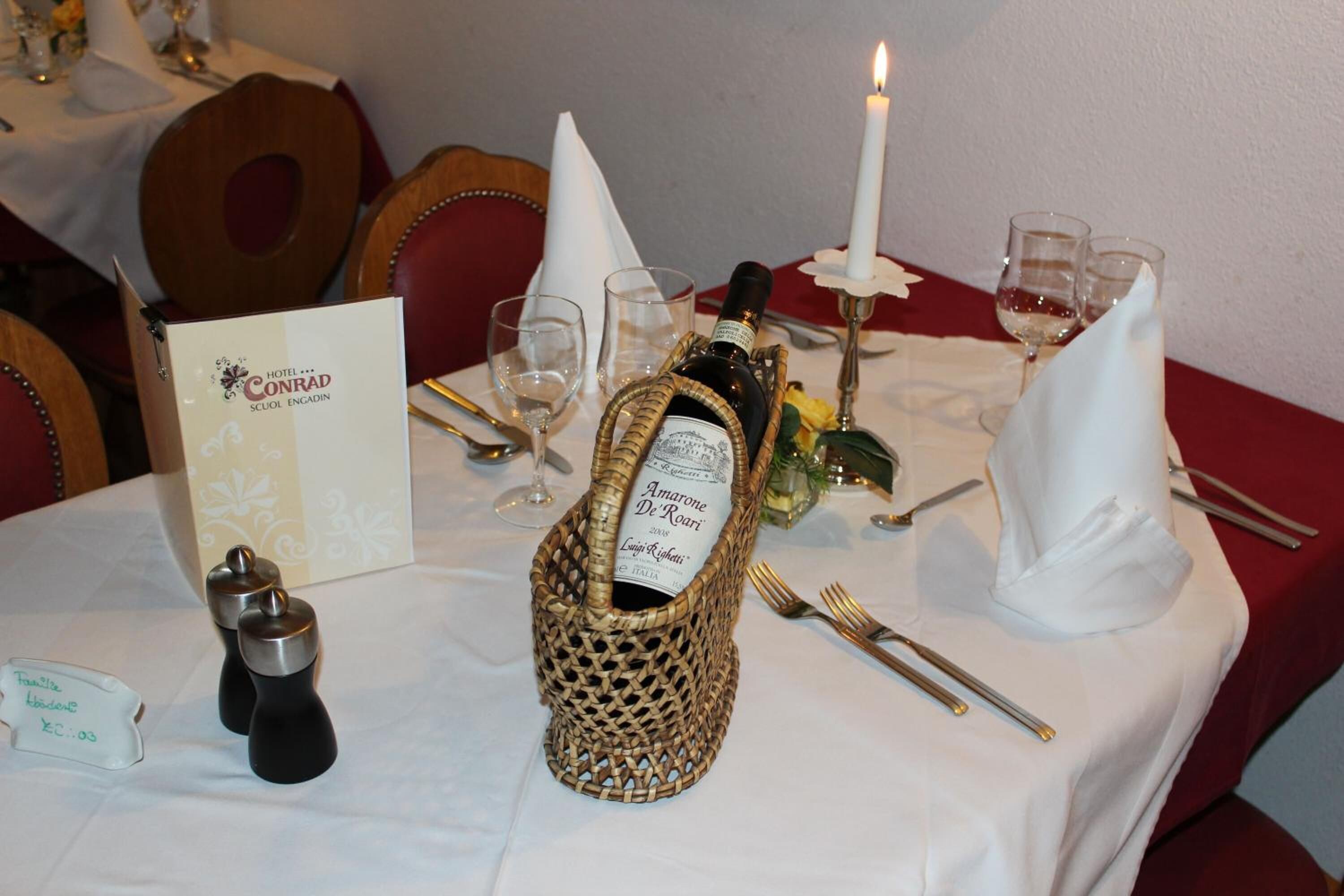 breakfast, lunch served; international cuisine, al fresco dining