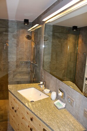 Deluxe Double Room | Bathroom | Shower, free toiletries, hair dryer, towels - Hotel Conrad (Scuol)