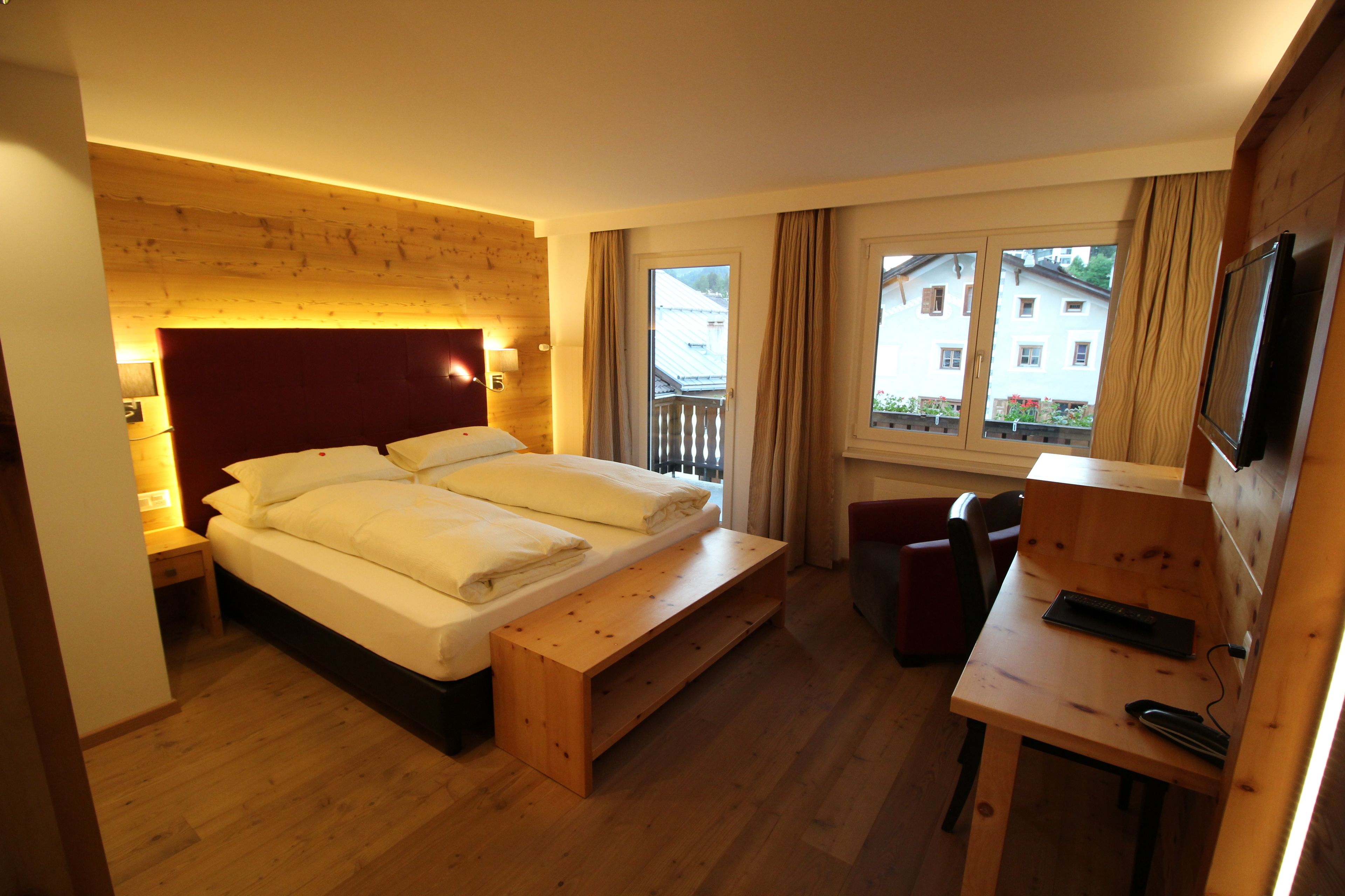 deluxe double room | minibar, in-room safe, individually decorated, desk