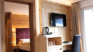 Junior Suite | Minibar, in-room safe, individually decorated, desk