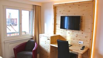 Deluxe Double Room | Minibar, in-room safe, individually decorated, desk