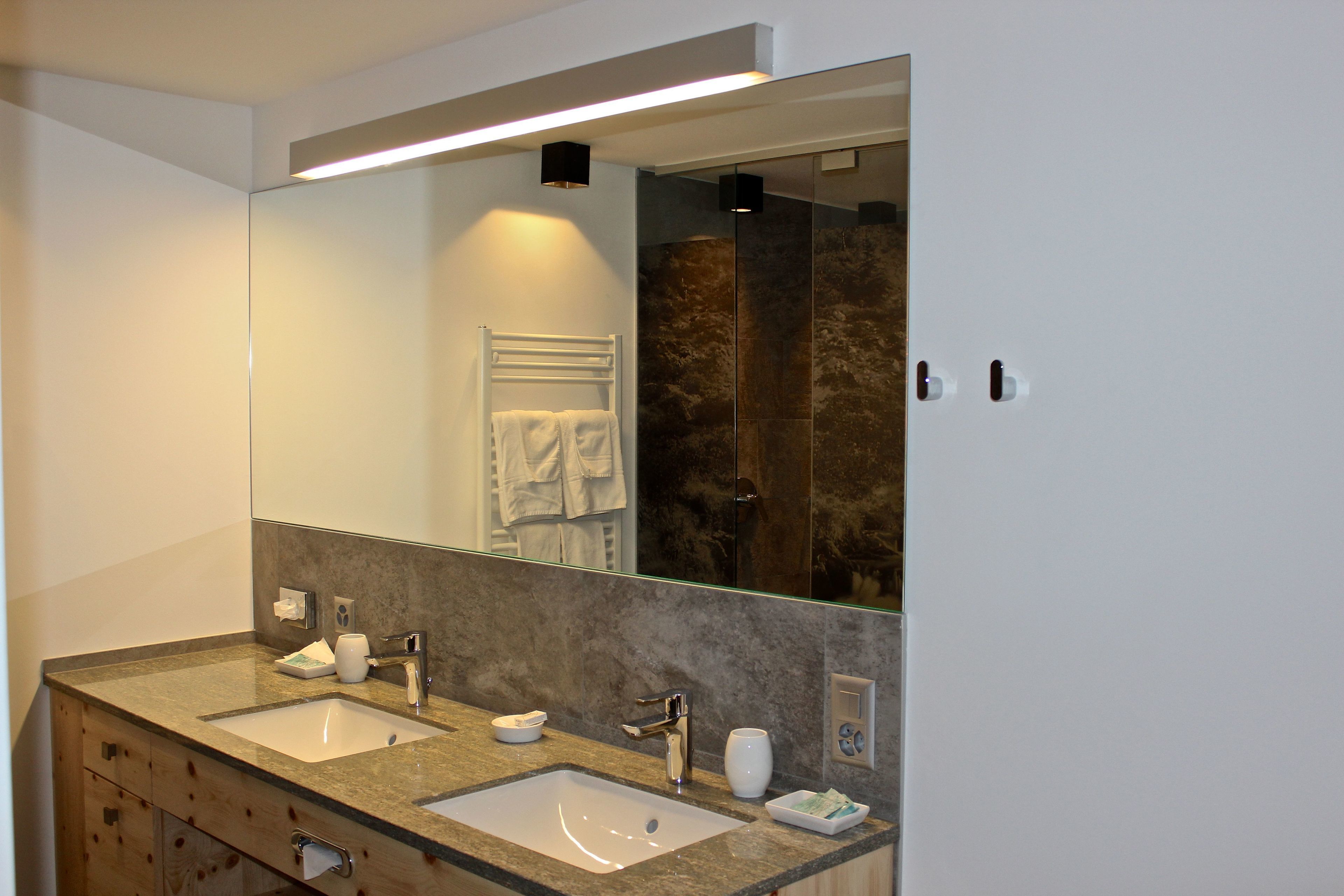 junior suite | bathroom | shower, free toiletries, hair dryer, towels