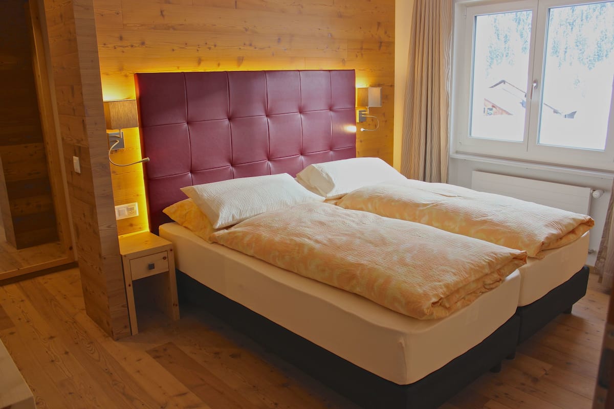 junior suite | minibar, in-room safe, individually decorated, desk