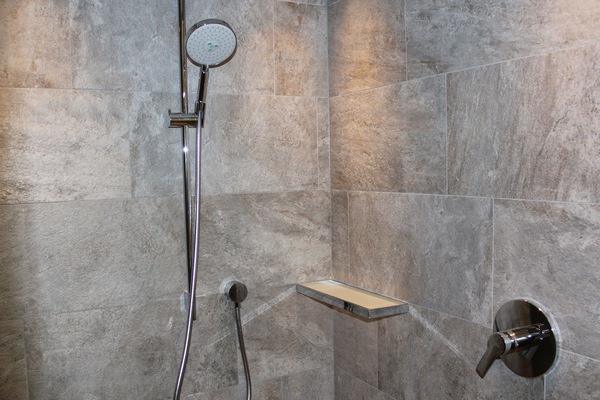 Deluxe Double Room | Bathroom shower