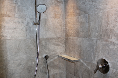 Deluxe Double Room | Bathroom shower. Hotel Conrad
