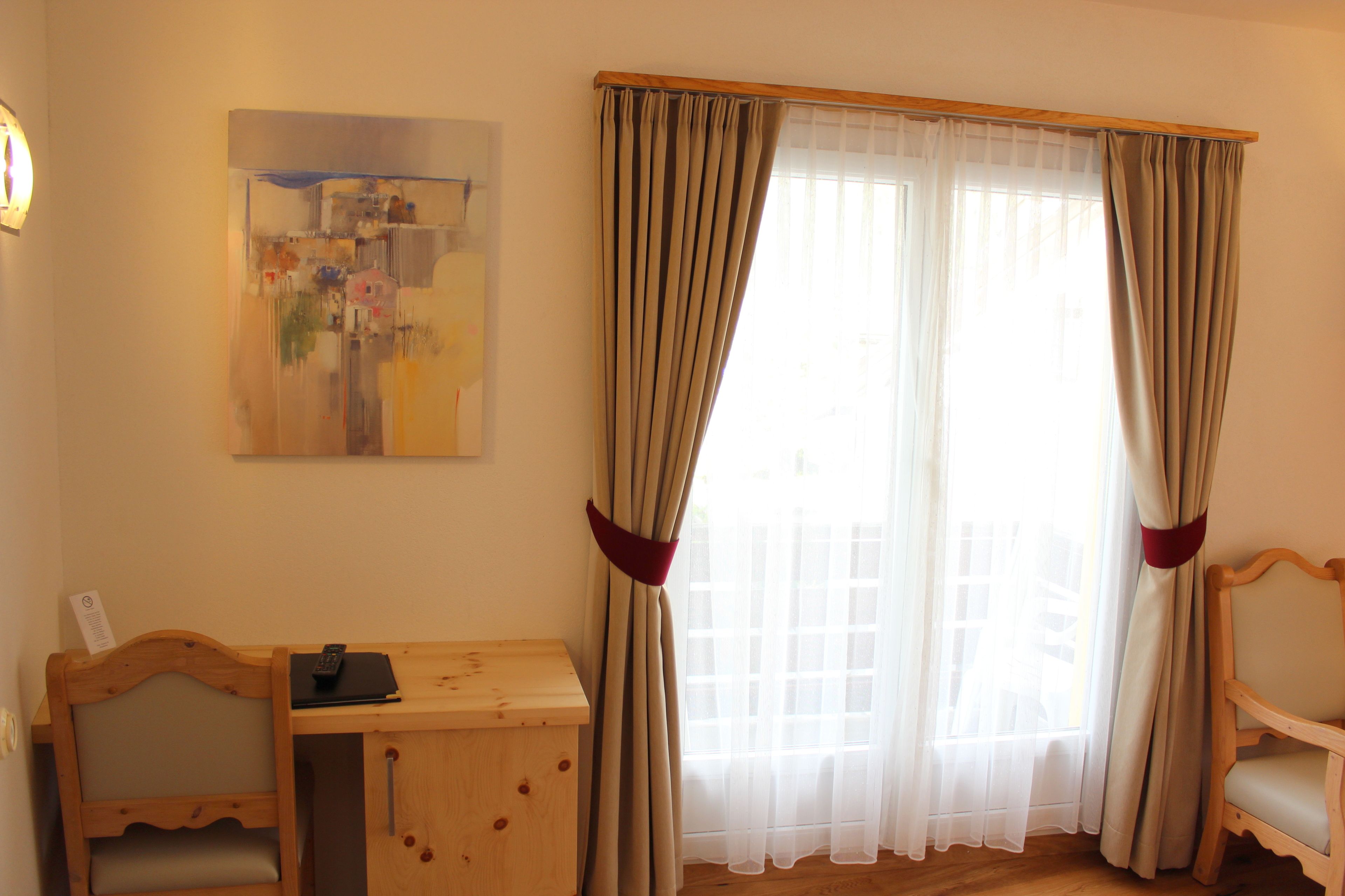 standard double room | minibar, in-room safe, individually decorated, desk