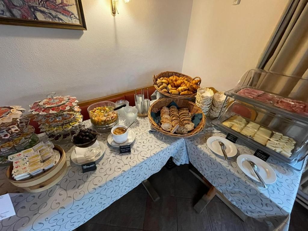 Una mesa de buffet con diferentes comidas y condimentos.