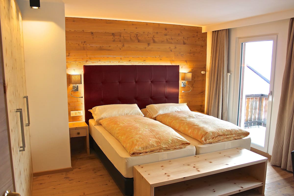 Deluxe Double Room | Bar mini, peti besi dalam bilik, dihias secara berasingan, meja