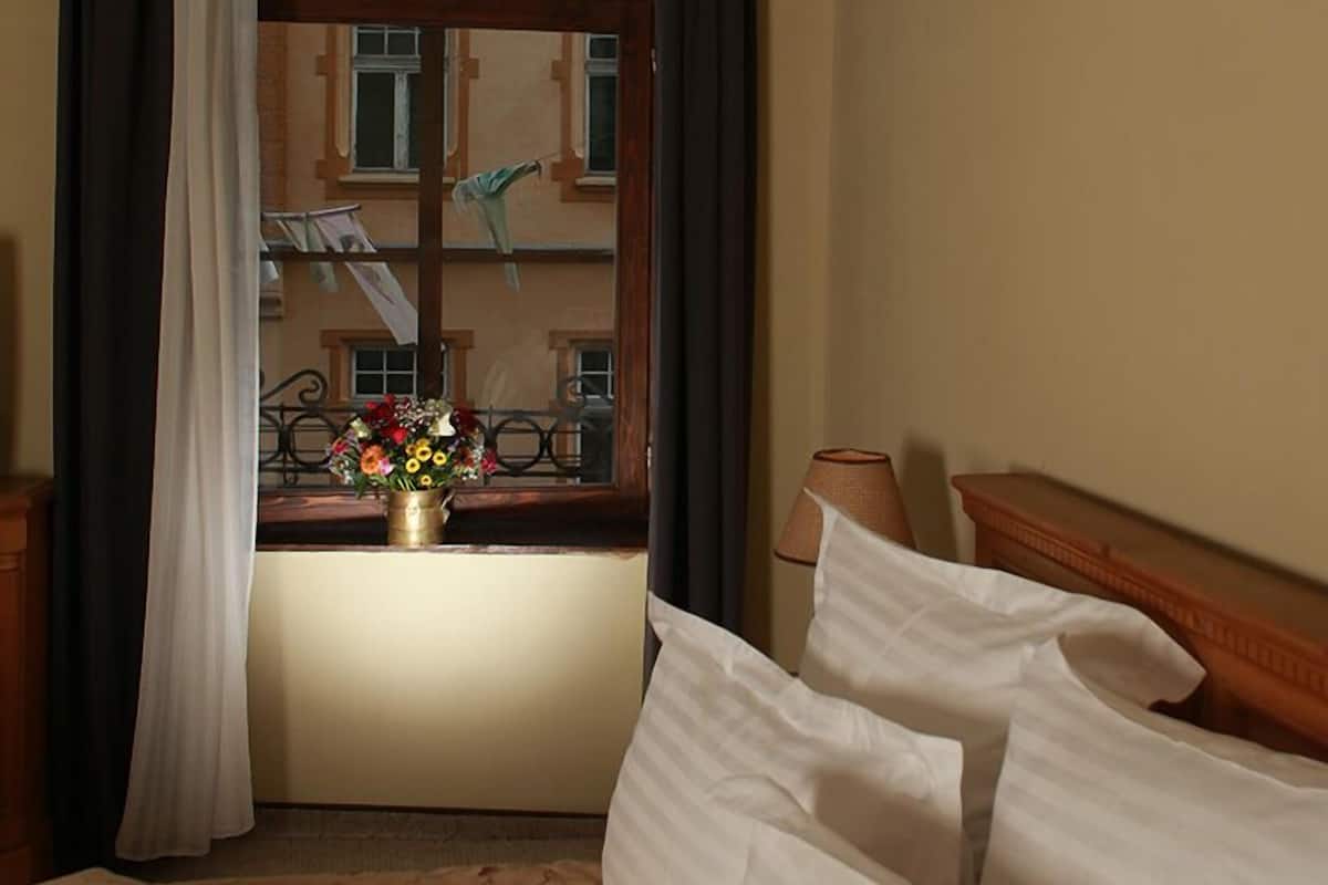 suite | minibar, in-room safe, individually decorated, free wifi