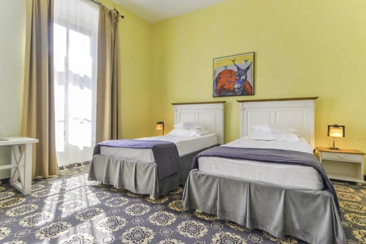 Kamer, 1 twee- of 2 eenpersoonsbedden | Een minibar, een kluis op de kamer, individueel gedecoreerd, gratis wifi