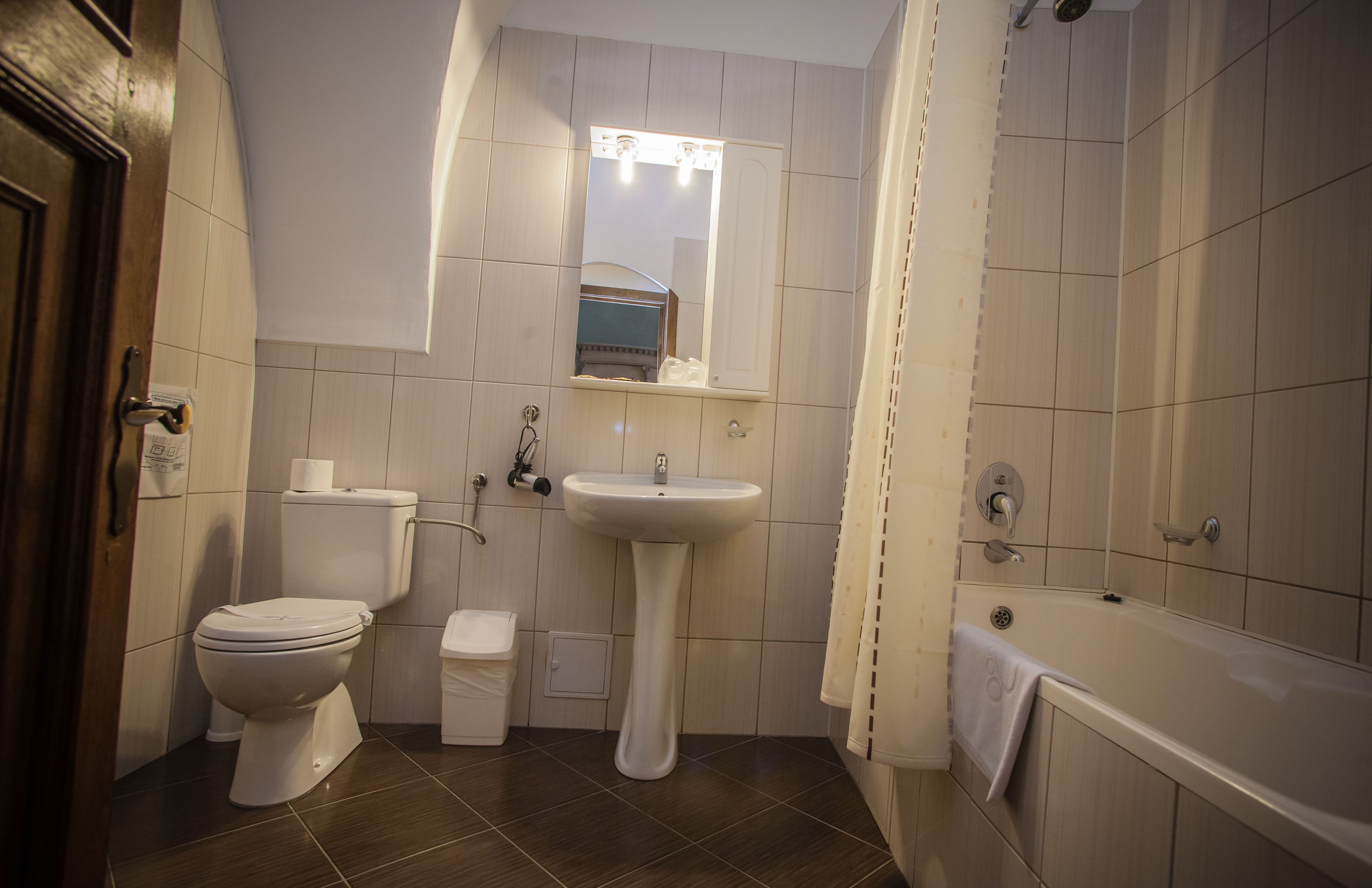 A bathroom with a toilet, sink, and bathtub.