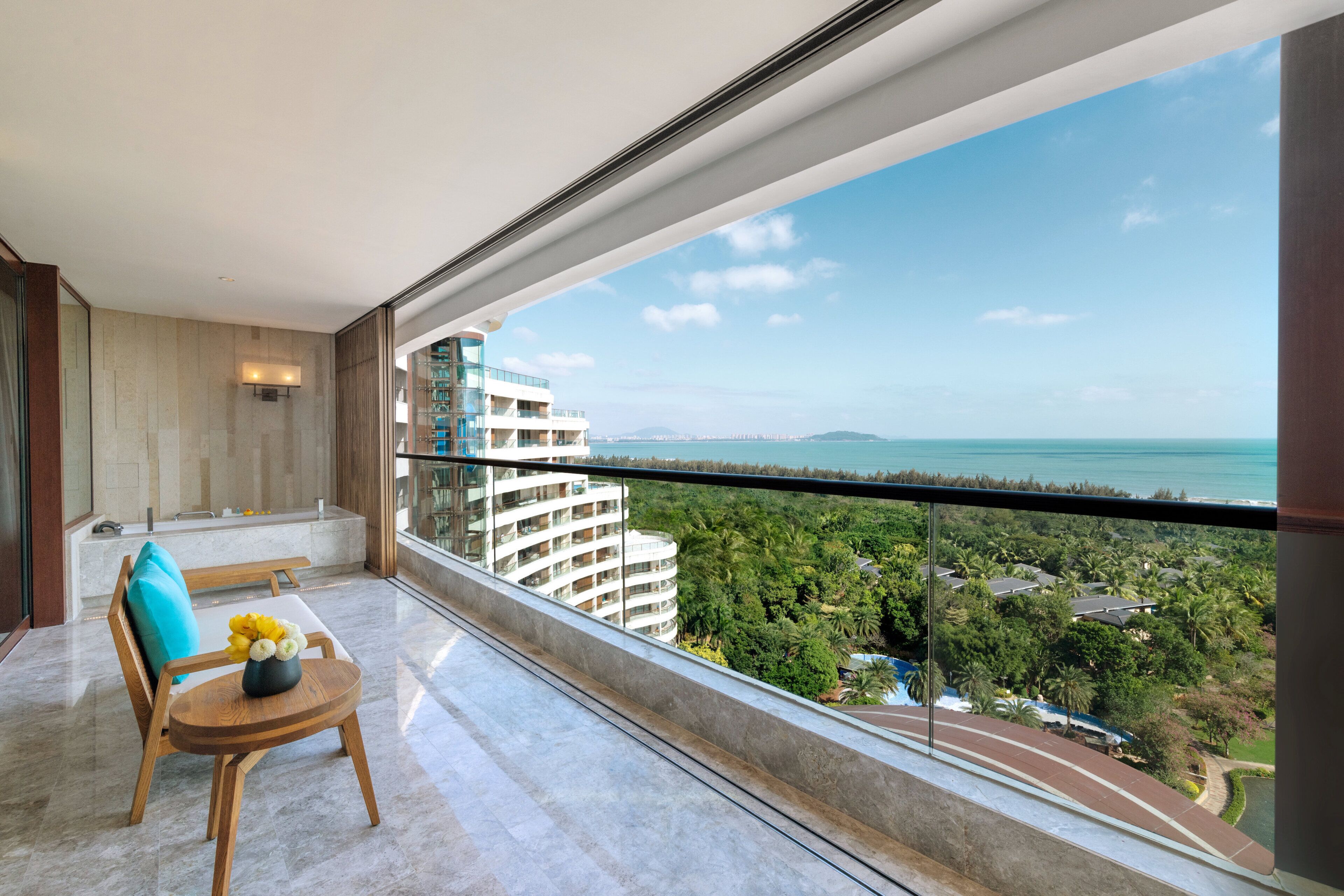 Un balcón con vista a un paisaje urbano y al mar.