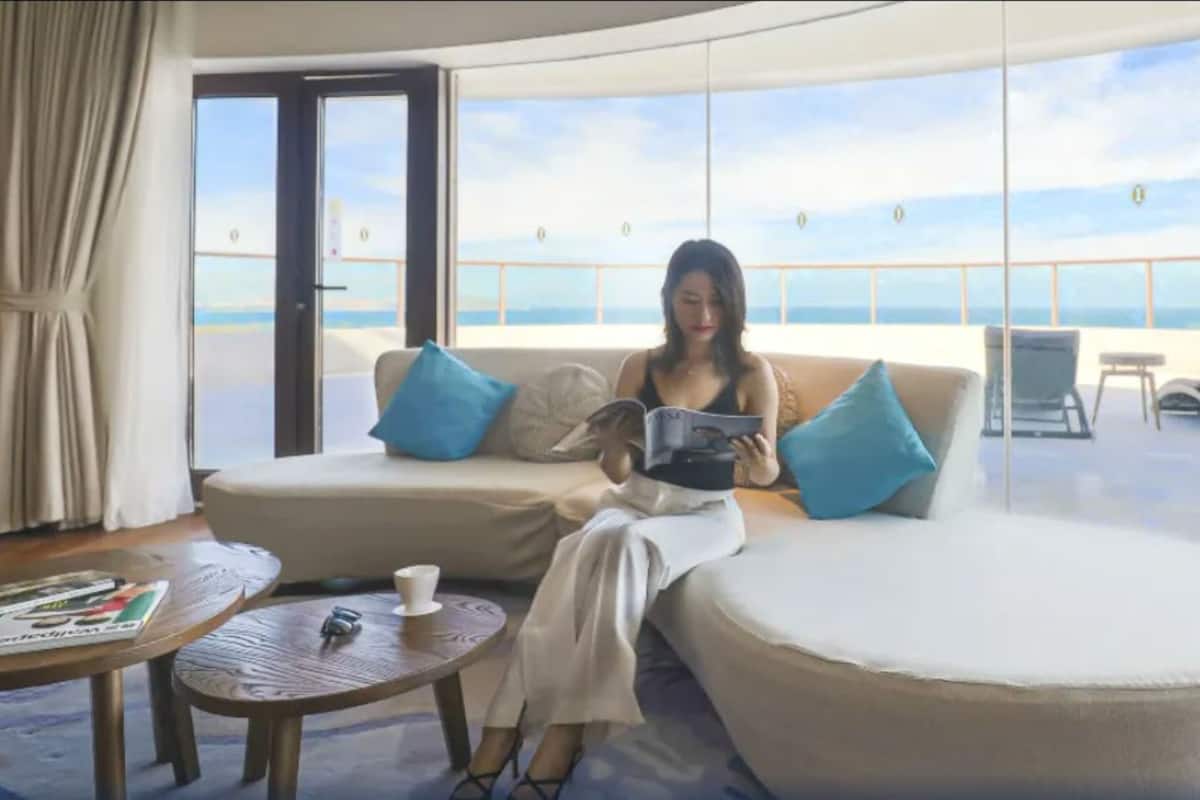 Suite, 1 habitación, Acceso al salón del club, vistas al mar | Minibar, caja fuerte, escritorio y cortinas opacas