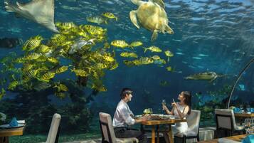 4 restaurantes, se sirven desayunos, comidas, cenas y cocina china