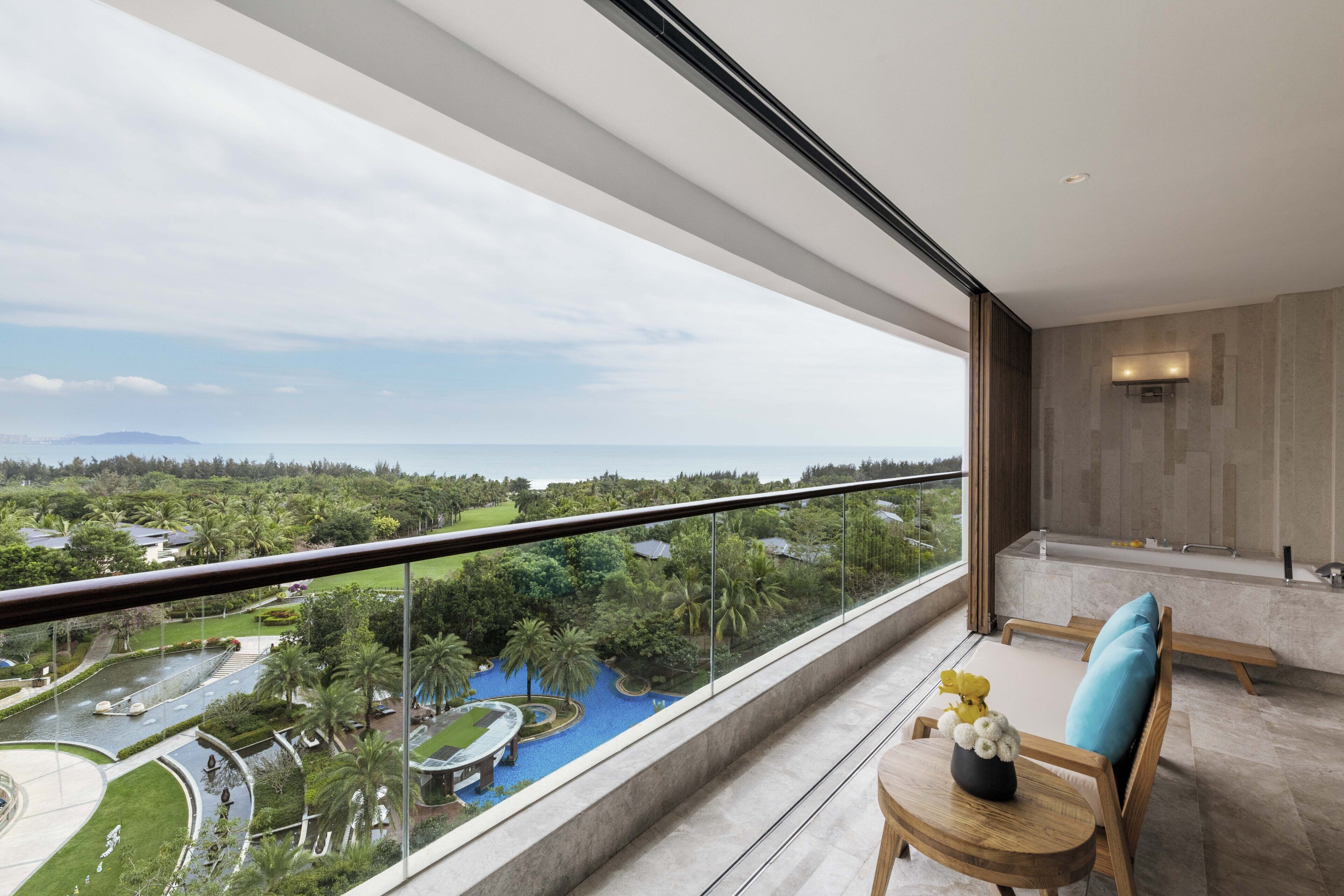 Minibar, coffres-forts dans les chambres, bureau, rideaux occultants