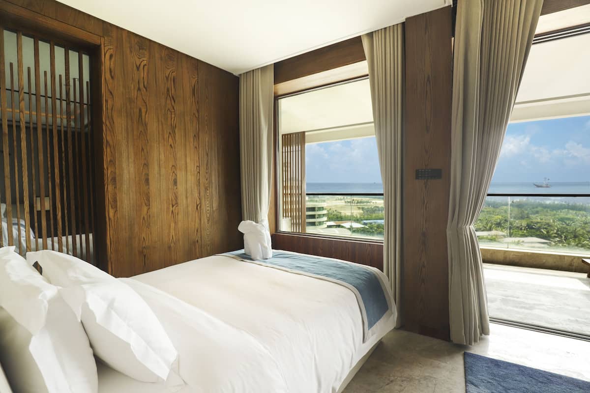 Suite junior, varias camas, vistas al mar (Up to 4 Guests) | Minibar, caja fuerte, escritorio y cortinas opacas