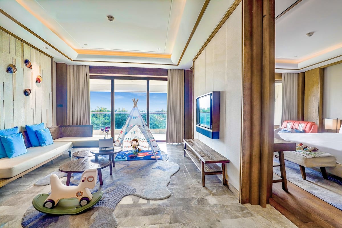 Suite (Up to 2 Guests) | Minibar, caja fuerte, escritorio y cortinas opacas