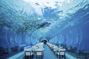 4 restaurants, breakfast, lunch, dinner served; Chinese cuisine