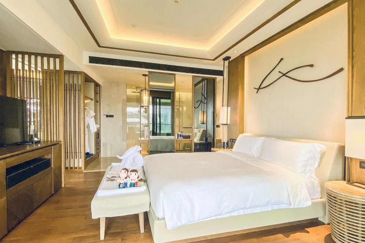 Suite junior, varias camas (Kids Theme) | Minibar, caja fuerte, escritorio y cortinas opacas