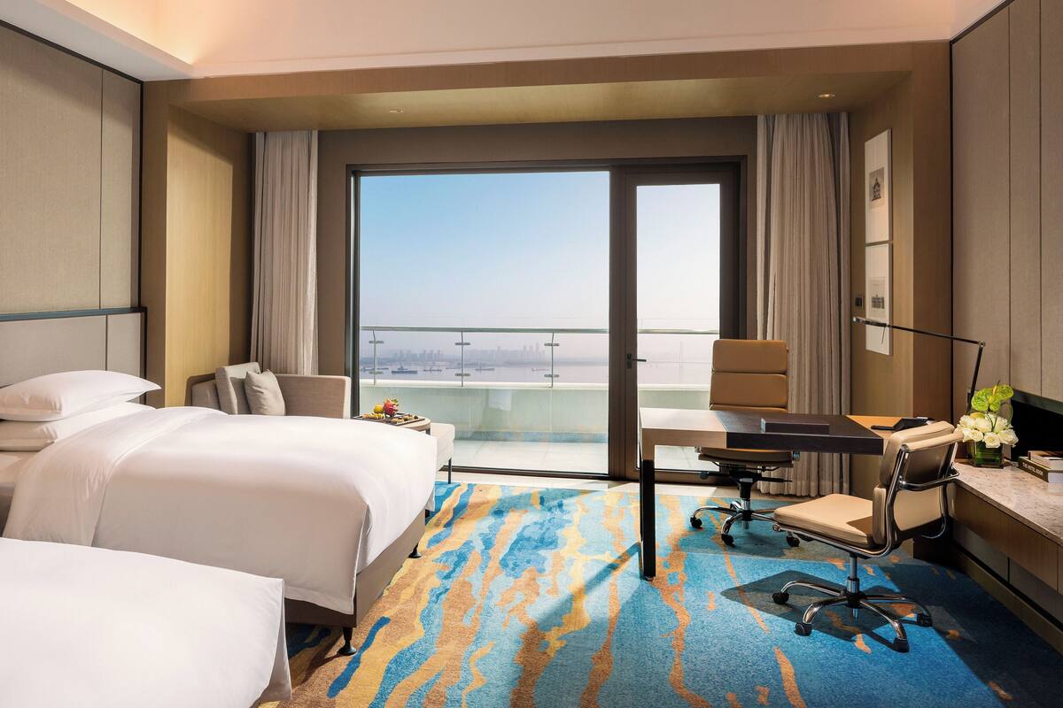1 bedroom, premium bedding, minibar, in-room safe