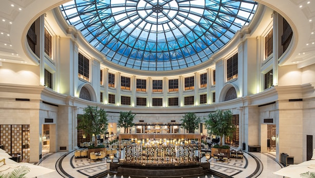 Un vaste atrium surmonté d’une coupole de verre, doté de plusieurs niveaux d’assises et agrémenté d’une fontaine centrale.