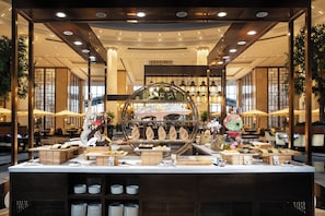 2 ristoranti, aperti a colazione, a pranzo e a cena, cucina cinese