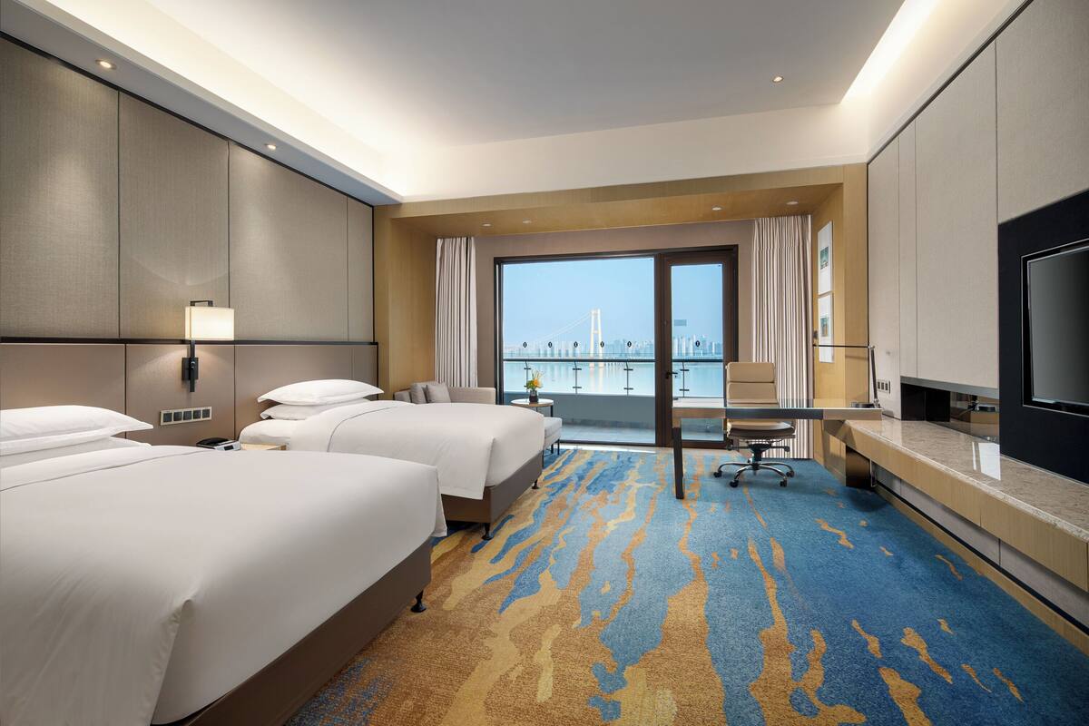 经典客房, 2 张单人床, 河景 (Club Lounge Access) | 1 多间卧室、高档床上用品、迷你吧、客房内保险箱