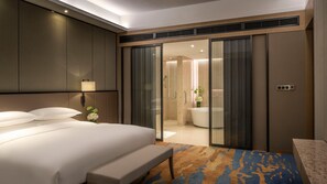 Combined shower/bathtub, free toiletries, hair dryer, bathrobes - InterContinental Wuhan by IHG (Wuhan)